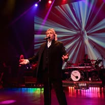 Michael Vee performing live